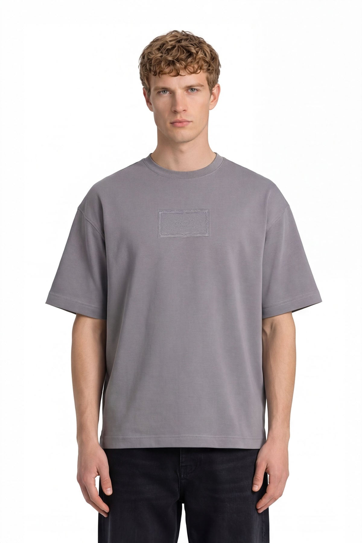 Oversized Premium T-Shirt mit Ton-in-Ton Signature-Patch – Smoke Grey